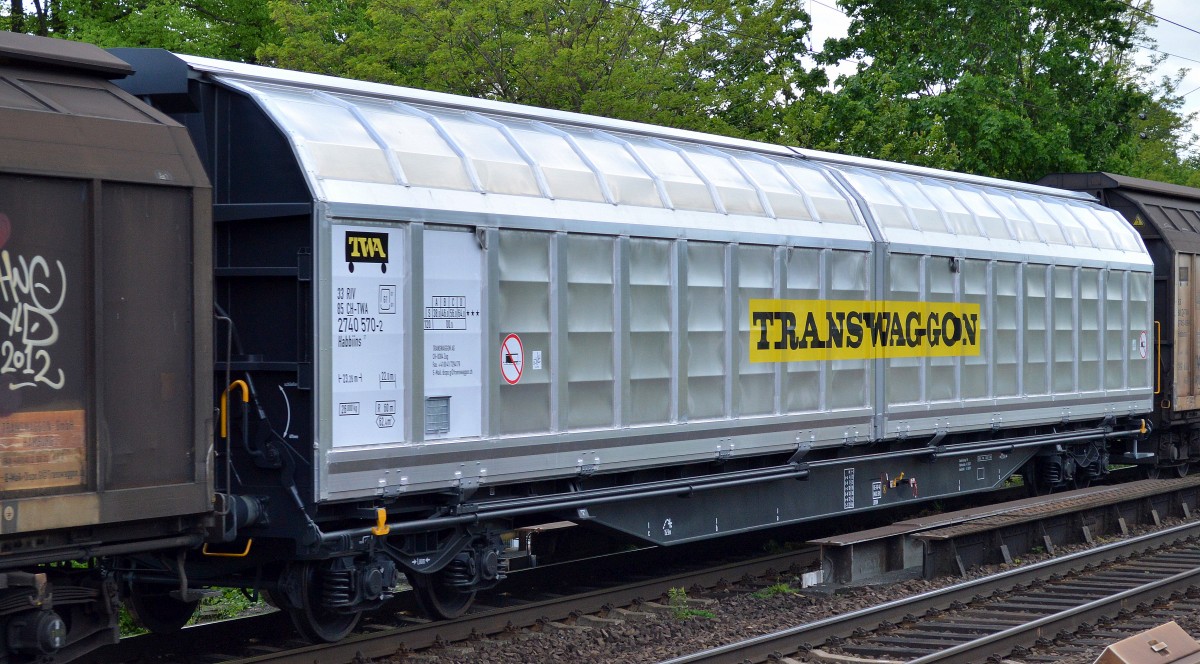Noch recht frischer großräumiger Schiebewandwagen vom Einsteller TRANSWAGGON eingestellt i9n der Schweiz mit der Nr. 33 RIV 85 CH-TWA 2740 570-2 Habbiins 17 am 13.05.15 Berlin-Karow.