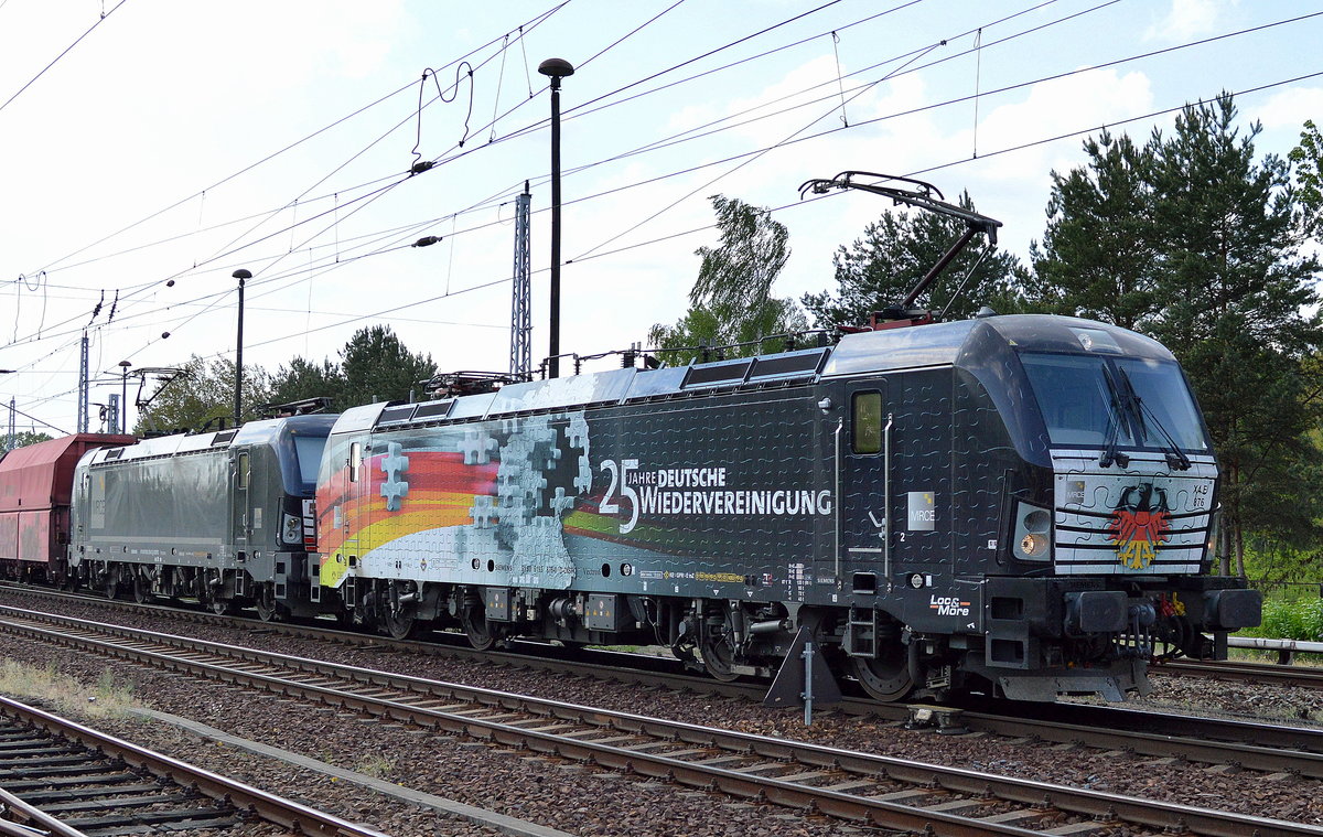 Nochmal ein Bild vom einzigen Farbtupfer der täglich für die DB Schenker Rail verkehrenden MRCE Vectron Doppeltraktionen der Erzpendelzüge, die sehr schön gelungenene X4 E- 876  28 Jahre Deutsche Wiedervereinigung  + X4 E - 874 mit Erzzug Richtung Eisenhüttenstadt am 12.05.16 Berlin-Hirschgarten.