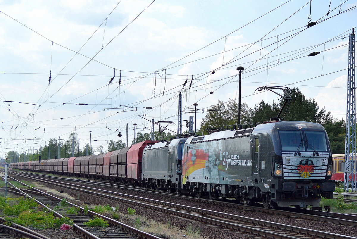 Nochmal ein Bild vom einzigen Farbtupfer der täglich für die DB Schenker Rail verkehrenden MRCE Vectron Doppeltraktionen der Erzpendelzüge, die sehr schön gelungenene X4 E- 876  28 Jahre Deutsche Wiedervereinigung  + X4 E - 874 mit Erzzug Richtung Eisenhüttenstadt am 12.05.16 Berlin-Hirschgarten.