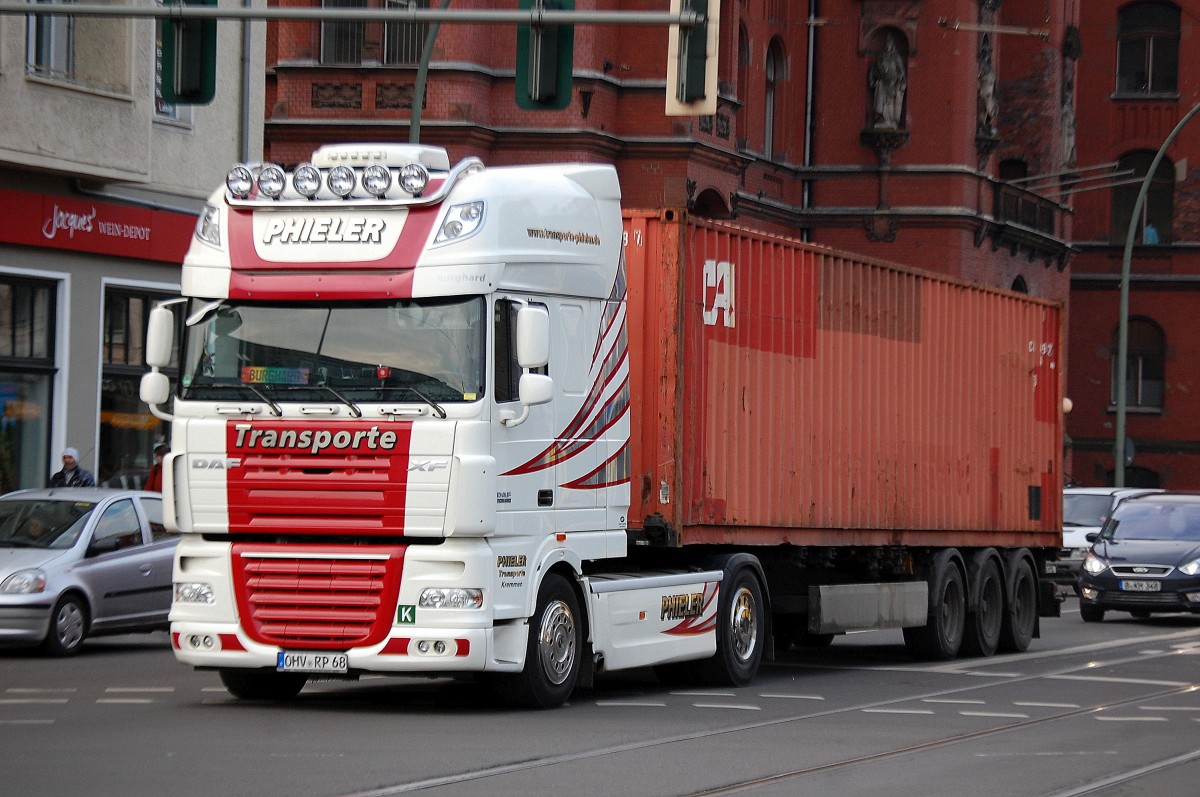 Nochmals gesichtet, diesmal Berlin Pankow, der sehr schöne PHIELER TRANSPORTE Containersattelzug mit DAF XF 105.460 Zugmaschine am 11.02.14