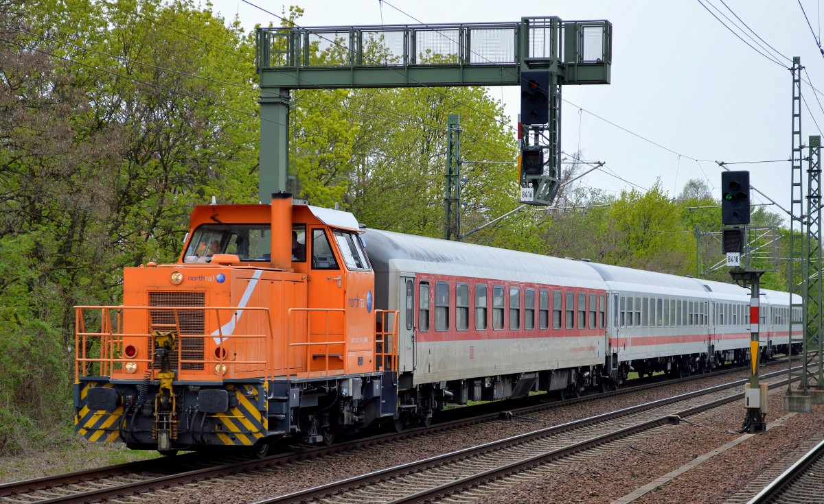Northrail Mietlok der DB 352 105-1 mit einigen Personenwagen aus Richtung Berlin-Grunewald kommend am 25.04.15 Berlin-Jungfernheide.