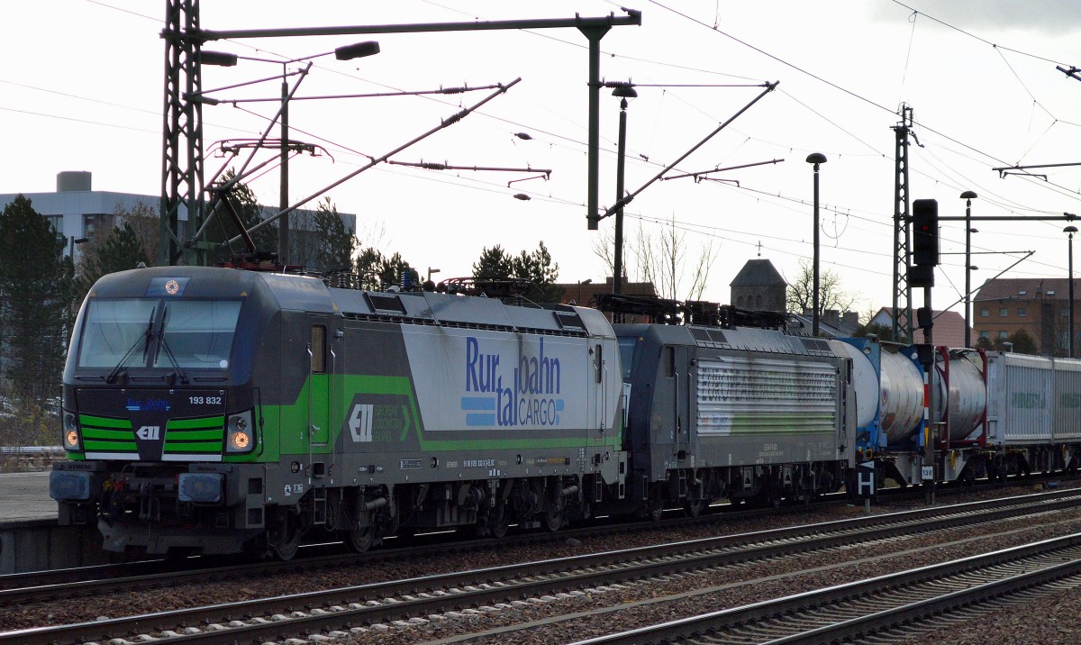 Nun also auch mal im Nordosten, anstelle der neuen 186ér Flotte die für die Rurtalbahn Cargo sonst hier verkehrt, die ELL Miet-Vectron 193 832 (91 80 6193 832-3 D-ELOC, Siemens Bj.2014) mit der MRCE Dispolok 189 285-0 und Containerzug am Haken am 19.11.15 Bhf. Flughafen Berlin-Schönfeld Richtung Osten.