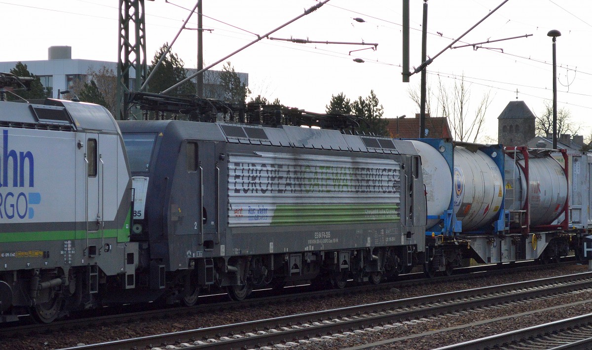 Nun also auch mal im Nordosten, anstelle der neuen 186ér Flotte die für die Rurtalbahn Cargo sonst hier verkehrt, die ELL Miet-Vectron 193 832 mit der MRCE Dispolok 189 285-0 (91 80 6189 285-0 D-DISPO, Siemens Bj.2009) und Containerzug am Haken am 19.11.15 Bhf. Flughafen Berlin-Schönfeld Richtung Osten.