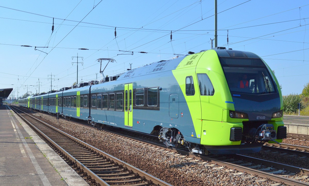 Nun also Testfahrtbetrieb der neuen sechsteiligen FLIRT der Nordbahn BeNEX GmbH aus Schleswig-Holstein hier mit ET 6.03 (94 80 1430 038-8 D-NBE/94 80 1430 538-7 D-NBE) + zweiten Triebzug Nr.mir nicht bekannt am 18.09.14 Durchfahrt Bhf. Flughafen Berlin-Schönefeld.