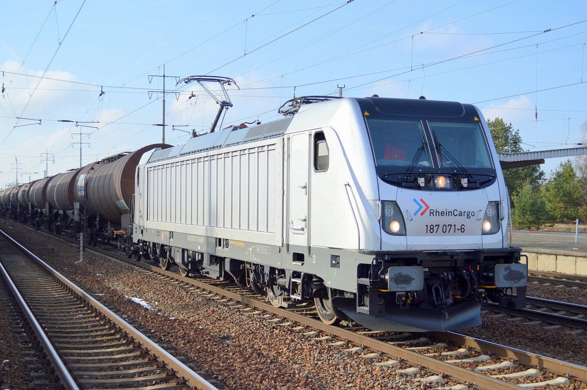 Nun endlich auch im Berliner Raum, die neuste aus dem großen RHC Fuhrpark, erst seit 11/16 im Dienst, die 187 071-6 [NVR-Number: 91 80 6187 071-6 D-RHC, Bombardier Bj.2016], leider wie alle neueren RHC Loks in silber, aber noch glänzt sie schön neu, hier mit Kesselwagenzug am 26.01.17 Bf. Flughafen Berlin-Schönefeld.