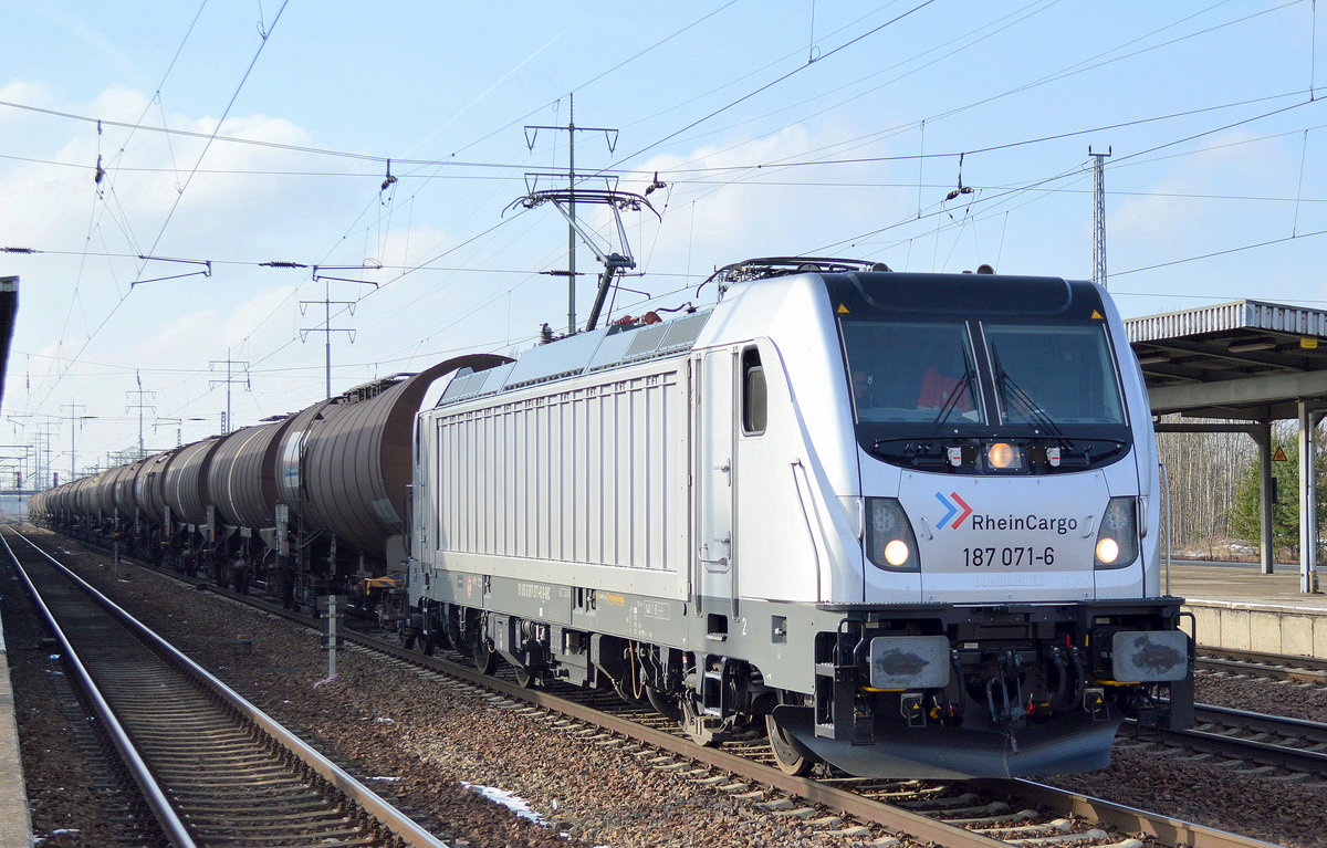Nun endlich auch im Berliner Raum, die neuste aus dem großen RHC Fuhrpark, erst seit 11/16 im Dienst, die 187 071-6 [NVR-Number: 91 80 6187 071-6 D-RHC, Bombardier Bj.2016], leider wie alle neueren RHC Loks in silber, aber noch glänzt sie schön neu, hier mit Kesselwagenzug am 26.01.17 Bf. Flughafen Berlin-Schönefeld.