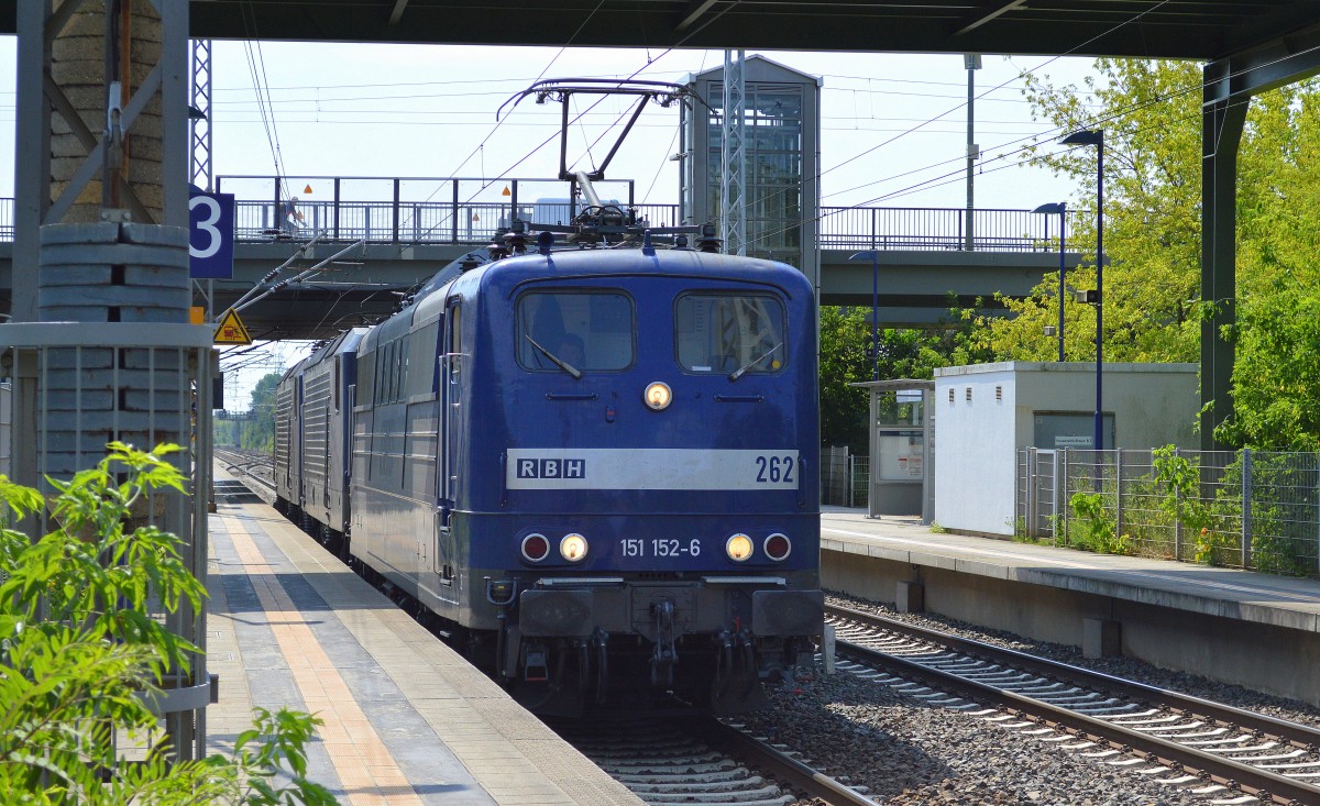 Nun endlich auch mal eine blaue RBH 151ér in Berlin, RBH 262/151 152-6 (91 80 6151 152-6 D-RBH, KM Bj.1977)mit kleinem Lokzug mit zwei RBH 143érn am Haken Richtung Schwedt, 07.07.14 Durchfahrt Bhf. Berlin Hohenschönhausen.