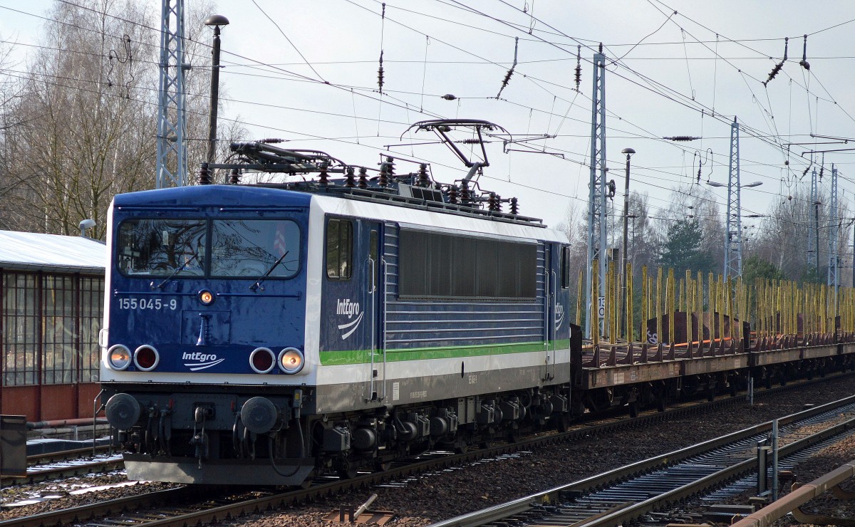 Nun kam ich heute auch in den Genuss die toll neu lackierte 155 045-9 der PRESS mit dem InTegro Logo zu bewundern, in hellblau war sie schon ein Hingucker in diesem Farbschema sieht sie noch eine Spur besser aus finde ich persönlich, hier mit Leerzug Rungenwagen für Holzstamm-Transporte am 25.02.16 Berlin-Hirschgarten.