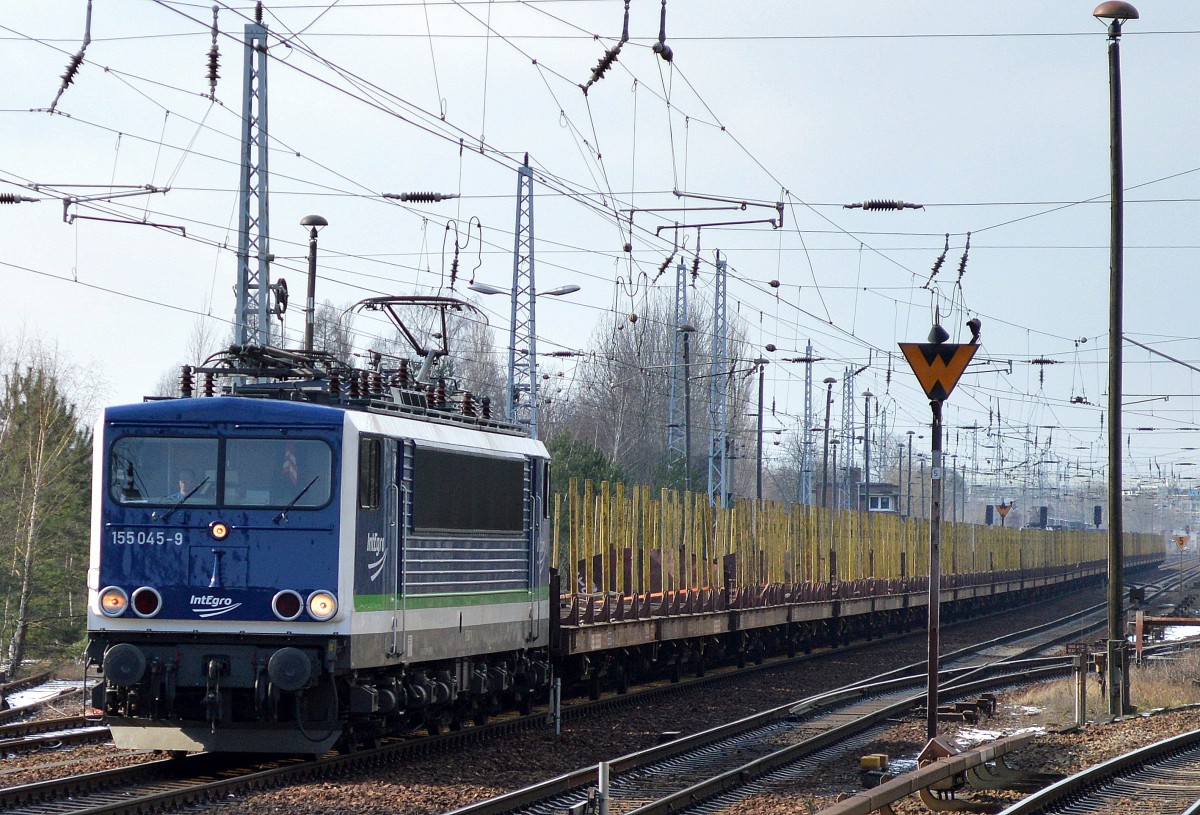 Nun kam ich heute auch in den Genuss die toll neu lackierte 155 045-9 der PRESS mit dem InTegro Logo zu bewundern, in hellblau war sie schon ein Hingucker in diesem Farbschema sieht sie noch eine Spur besser aus finde ich persönlich, hier mit Leerzug Rungenwagen für Holzstamm-Transporte am 25.02.16 Berlin-Hirschgarten.