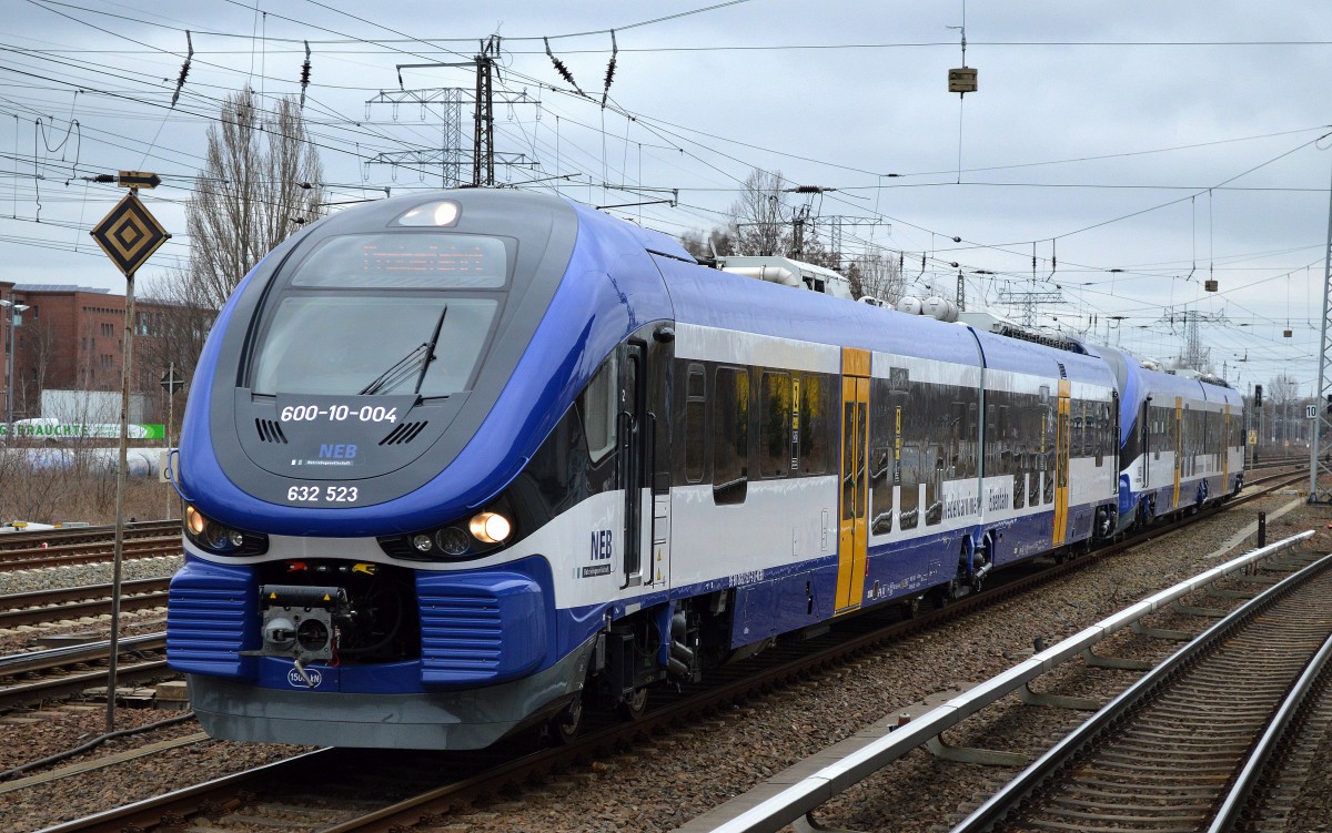 Nun laufen endlich die ersten Probefahrten der PESA Link Triebzüge der NEB, heute auf der Strecke zwischen Bln. Lichtenberg - Ahrensfelde/Werneuchen, hier ein Doppelgespann angeführt von NEB 632 523/600-10-004 + 632 020/600-10 001 am 15.03.16 Berlin-Springpfuhl.