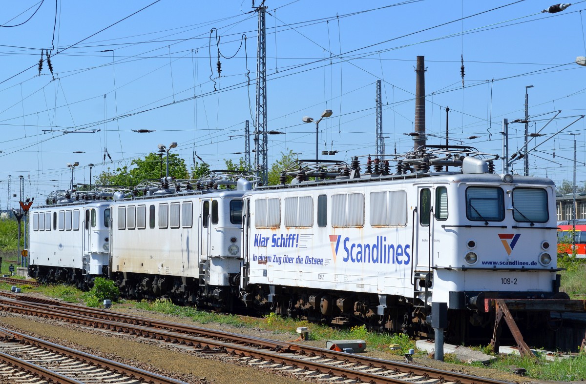Nun schon seit etlichen Wochen stehen betätigunglos die eigentlich sehr schönen GVG 109ér (109-2;109-3 u.109-1) auf einem Abstellgleis des Bhf. Berlin-Lichtenberg. Ob sie im Moment weiterhin auch im Nachtzugverkehr nach Mukran im Einsatz sind wie vor einiger Zeit ist mir nicht bekannt, 28.04.14