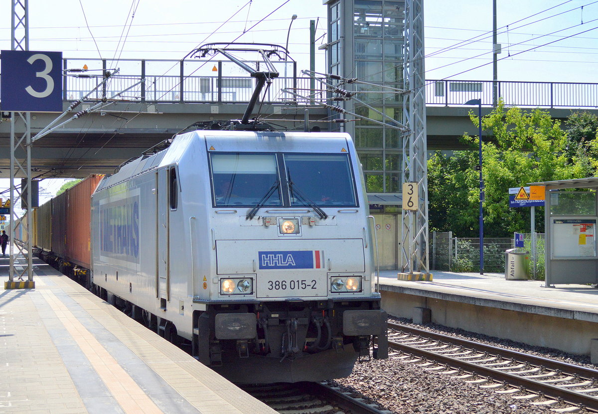 Nur in Ausnahmefällen auf dem Berliner Außenring, METRANS/HHLA 386 015-2 mit Containerzug am 23.05.17 Bf. Berlin-Hohenschönhausen.