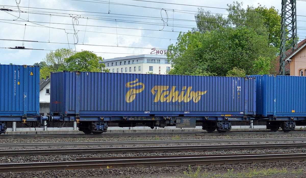 Nur ganz wenige meist große Firmen die auch internationalen Handel betreiben haben auch mit eigener Firmierung eine größere Stückzahl an Containern im Umlauf, dazu gehört auch der große Kaffeeproduzent und Großhändler Tschibo, es gibt im Bahnverkehr Ganzzüge nur mit Tschibocontainern, 18.05.14 Bhf. Fulda. 