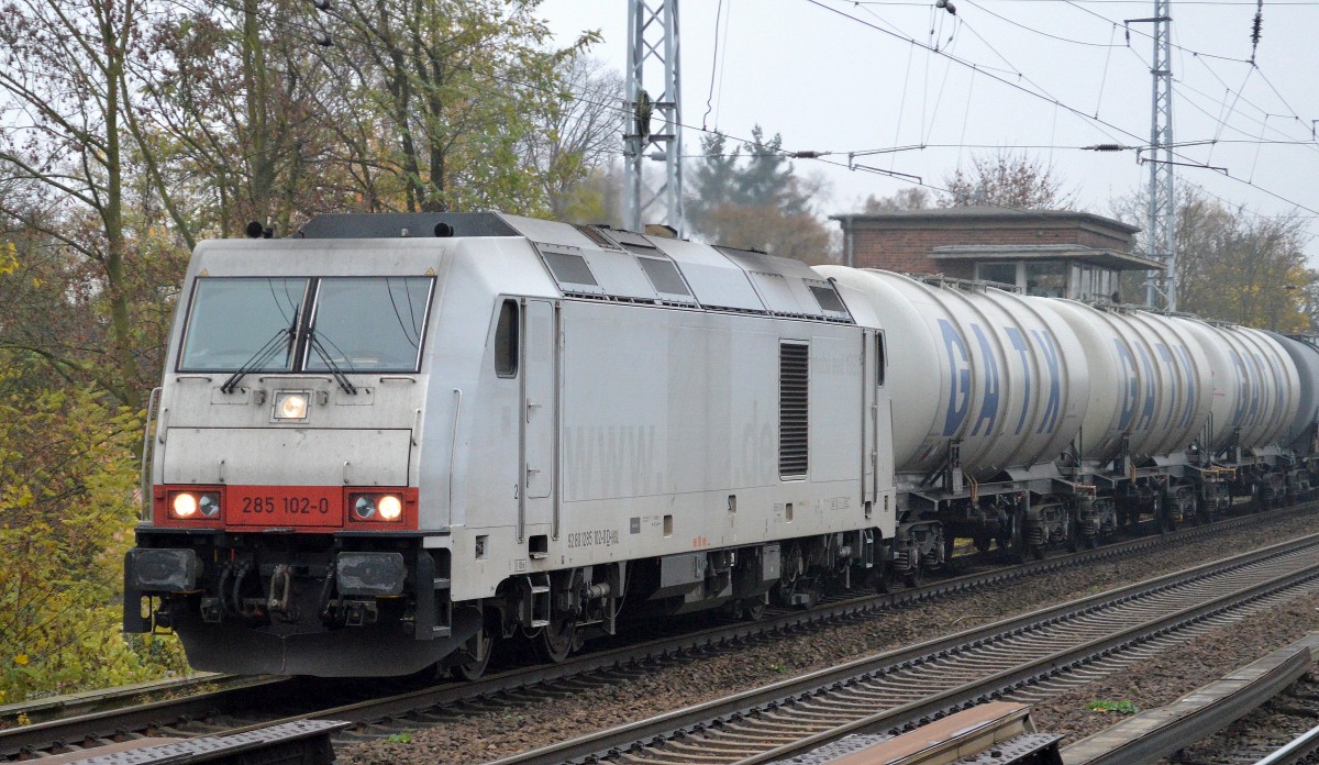 Ob die auch noch diese braune Betriebsfarbe der HSL Lok-Flotte erhält?, hier jedenfalls 285 102-0 (92 80 1285 102-0 D-HSL) mit Kesselwagenzug Richtung Schwedt am 12.11.14 Berlin-Karow. 