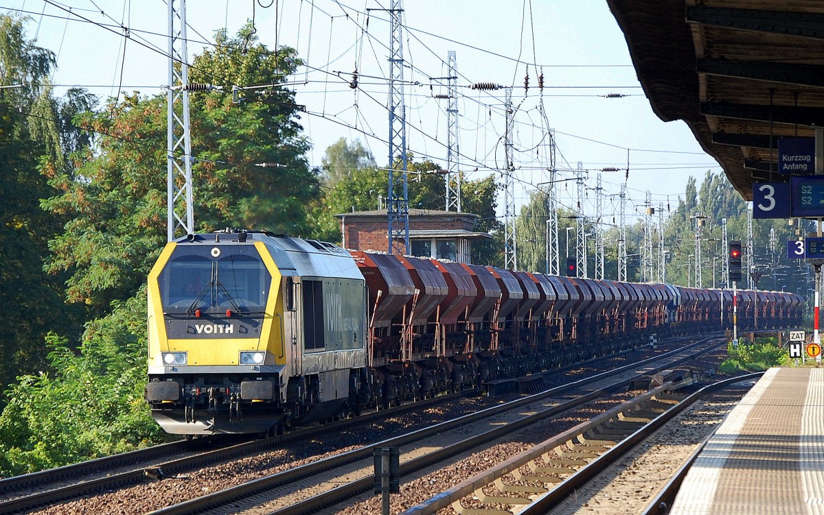 Ob diese VOITH MAXIMA 40CC (264 002-7) wie auf der Lok seitlich steht wirklich noch f�r NBE Rail Polska f�hrt ist mir nicht bekannt, jedenfalls hatte sie einen Ganzzug Schotterwagen vom Wageneinsteller ermewa mit OHE Firmenlogo am Haken? Richtung Bernau, 05.09.13 Berlin-Karow.