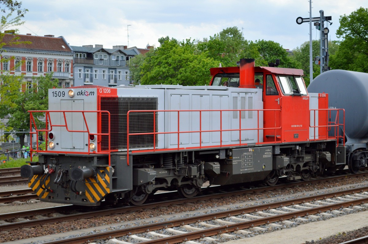 Obwohl schon seit Frühjahr letzten Jahres angemietet, sieht man diese schöne MaK G 1206 akiem 1509 (92 87 0061 701-4 F-VC) von der IGB nicht sehr häufig in Berlin, da sie nur sehr sporadisch an verschiedenen Berliner Anlaufpunkten zu recht unterschiedlichen Zeitpunkten zum Einsatz kommt, 08.05.15 Gbf, Berlin-Neukölln.