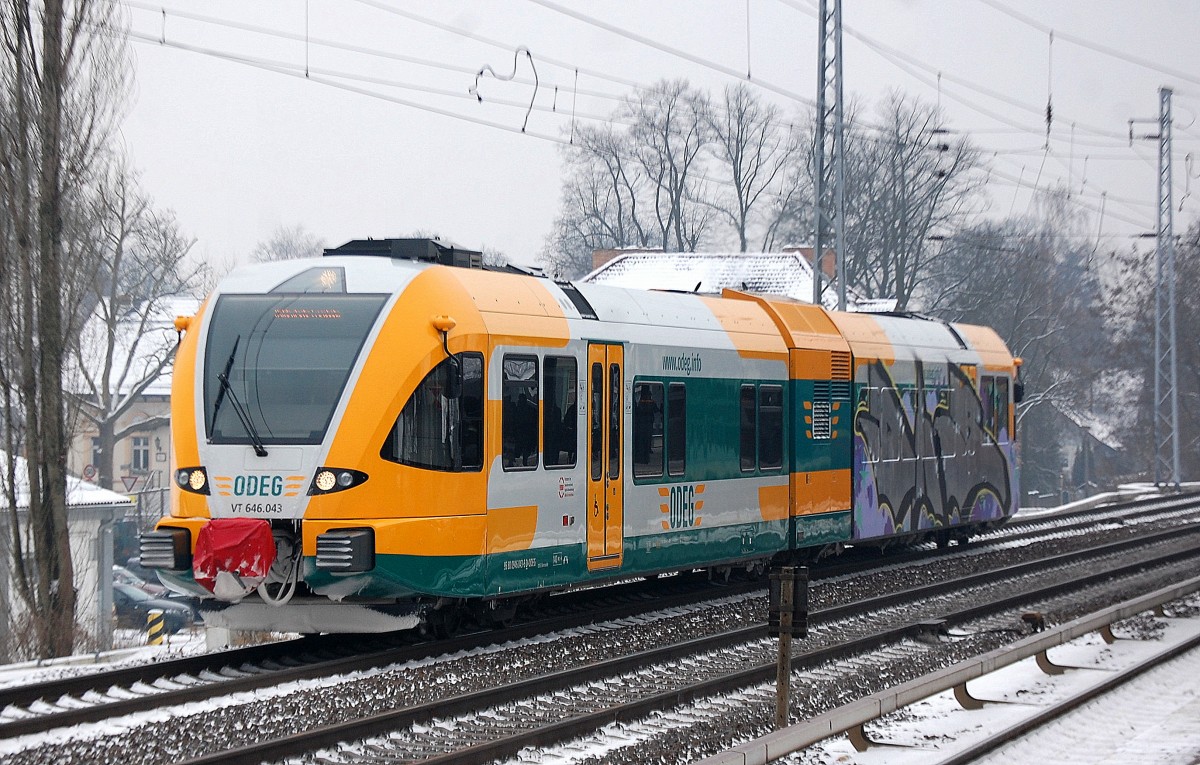 ODEG VT 646.043 Richtung Eberswalde, leider ist das hintere Teil des Triebzuges nicht mit einer neuen Werbefolie beklebt (wie erst vermutet) sondern wie leider fast schon üblich beschmiert, 28.01.14 Berlin-Karow.