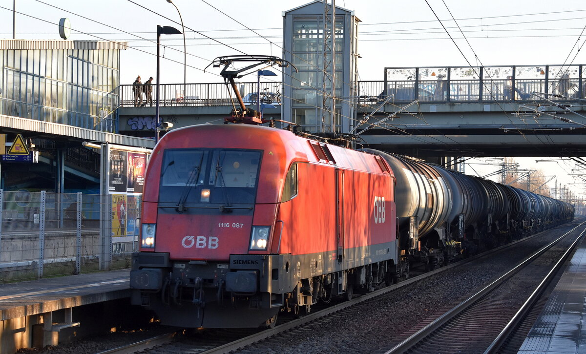 ÖBB - Österreichische Bundesbahnen [A] mit ihrem Taurus  1116 087  [NVR-Nummer: 91 81 1116 087-8 A-ÖBB] und einem Kesselwagenzug (leer) Richtung Stendell am 17.12.25 Durchfahrt Bahnhof Berlin-Hohenschönhausen.