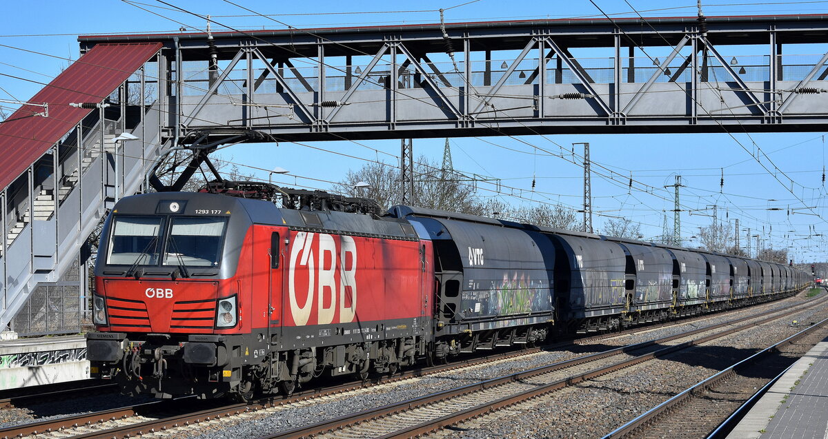 ÖBB-Produktion GmbH, Wien [A] mit ihrer Vectron  1293 177  [NVR-Nummer: 91 81 1293 177-2 A-ÖBB] und einem Getreidezug am 03.04.25 Höhe Bahnhof Saarmund.