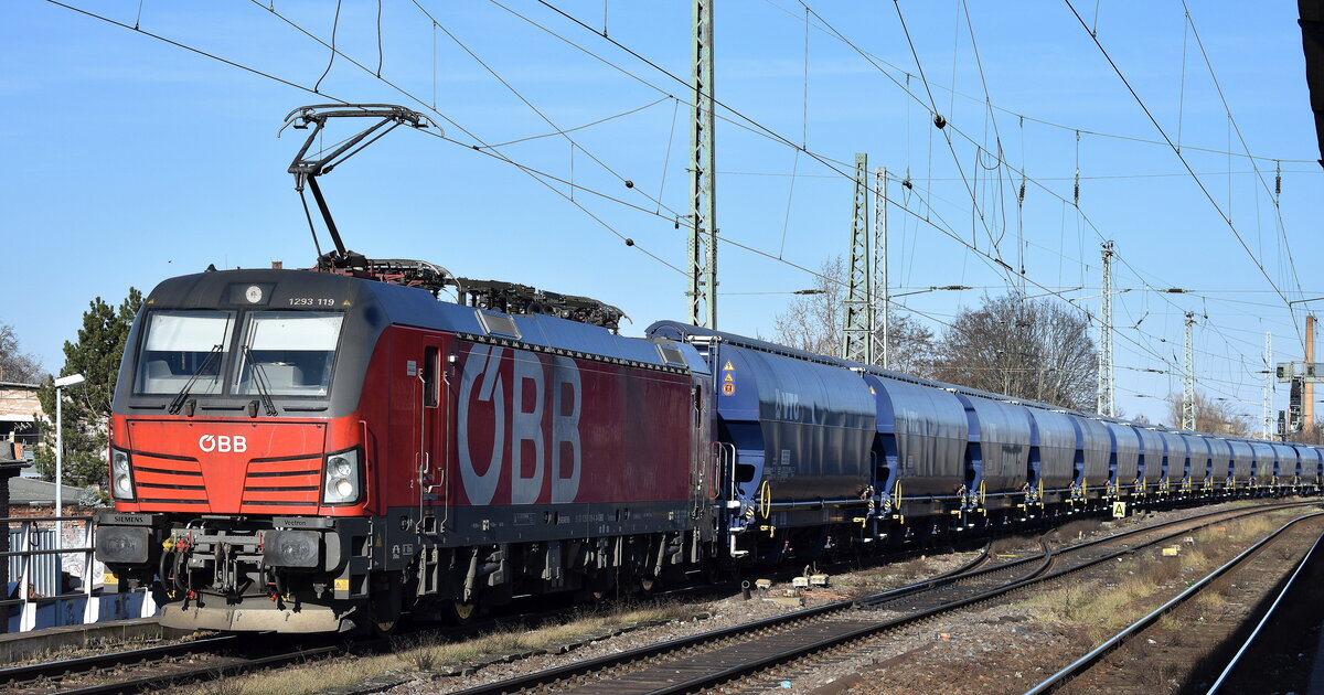 ÖBB-Produktion GmbH, Wien [A] mit ihrer Vectron  1293 119  [NVR-Nummer: 91 81 1293 119-4 A-ÖBB] und einem Getreidezug am 25.02.26 Höhe Bahnhof Magdeburg-Neustadt.