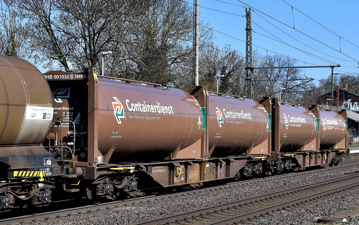 Österreichische Drehgestell-Containertragwageneinheit vom Einsteller Rail Cargo Austria AG mit der Nr. 31 RIV 81 A-RCW 4932 212-1 Sggmrss-y beladen mit vier Tankcontainern (Erstsichtung) der Firma Containerdienst Hämmerle GmbH für Lebensmittel-Transporte in einem gemischten Güterzug am 27.03.25 Höhe Bahnhof Niederndodeleben.
