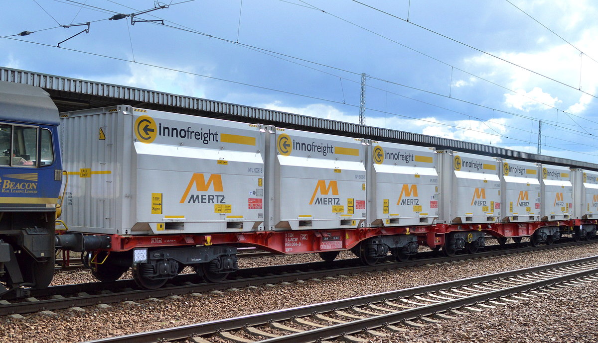 Österreichischer Gelenk-Containertragwagen der Rail Cargo Group (ÖBB)mit der Nr. 31 TEN 81 A-RCW 4854 084-8 Sggrrs beladen mit sechs Spezial-innofreigt Containern mit der Firmenlogo der Fa. MERTZ am 26.04.17 Bf. Flughafen Berlin-Schönefeld.