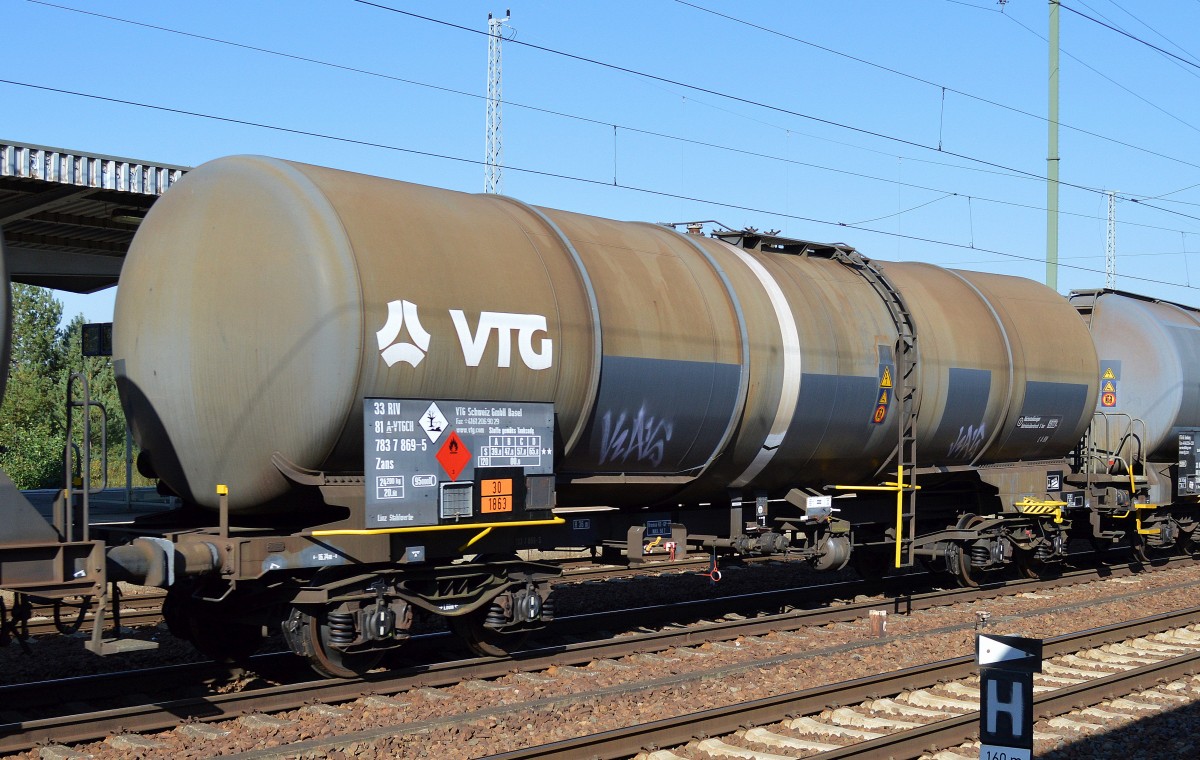Österreichischer Kesselwagenwagen vom Einsteller VTG Schweiz GmbH Basel mit der Nr. 33 RIV 81 A-VTGCH 783 7 869-5 Zans (UN-Nr.: 30/1863 = Düsenkraftstoff) am 10.10.15 Bhf. Flughafen Berlin-Schönefeld.