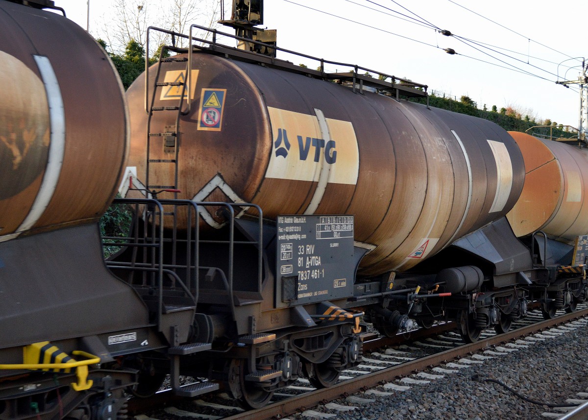 Österreichischer Knickkesselwagen vom Einsteller VTG Austria für das Ladegut Slurry (Kreideschlamm) mit der Nr. 33 RIV 81 A-VTGA 7837 461-1 Zans HEIMATBAHNHOF: LINZ-STAHLWERKE am 03.12.15 Berlin-Hohenschönhausen.