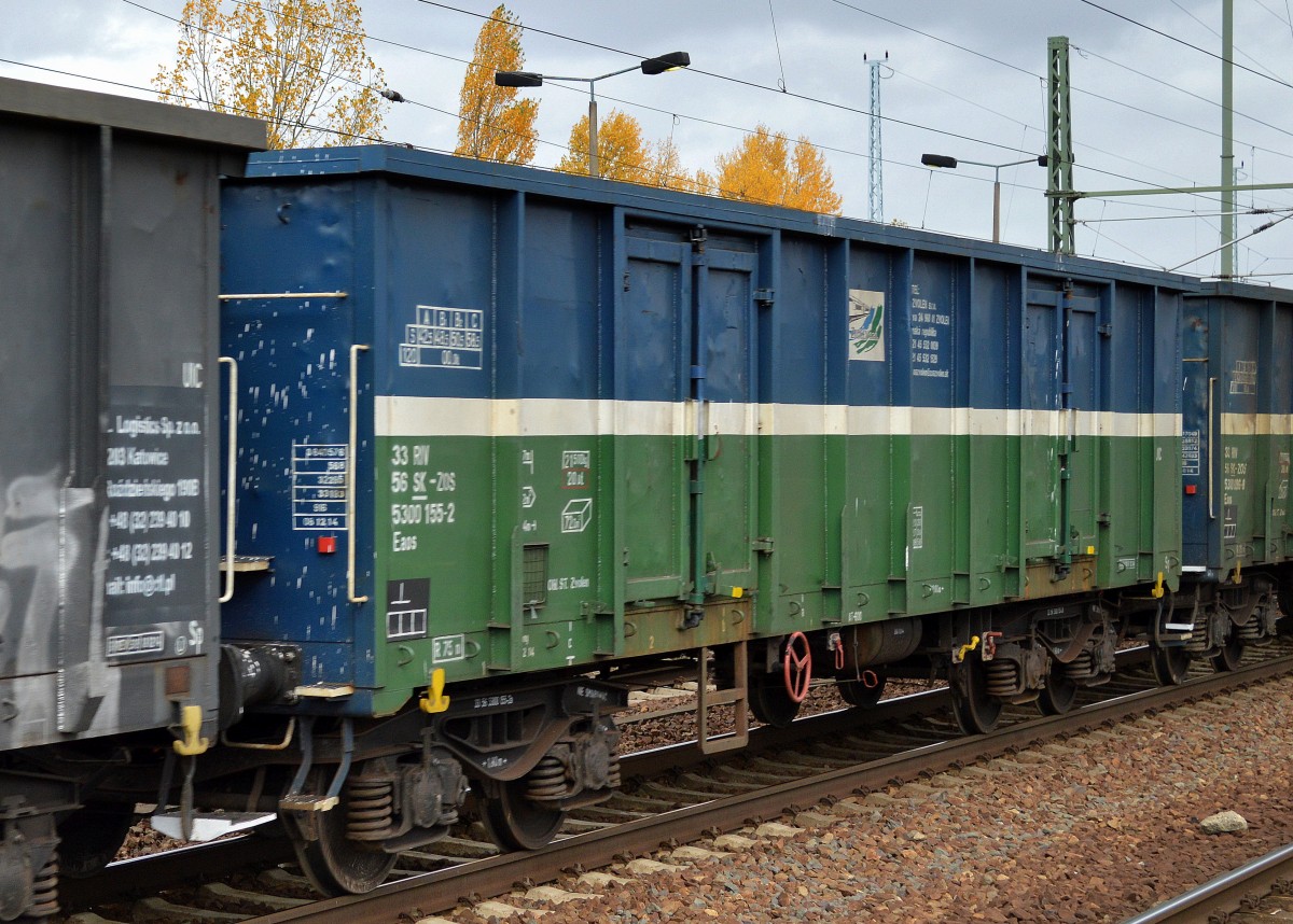 Offener Drehgestell-Güterwagen aus der Slowakei der Fa. ZOS ZVOLEN s.r.o. mit der Nr. 33 RIV 56 SK-ZOS 5300 155-2 Eaos am 23.10.15 Bhf. Flughafen Berlin-Schönefeld.