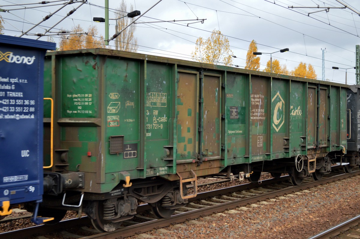 Offener Drehgestell-Güterwagen der polnischen Fa. CARBO HOLDING Sp. z o.o. mit der Nr. 33 RIV 51 PL-CARBO 5331 721-9 Eaos am 23.10.15 BHf. Flughafen Berlin-Schönefeld.