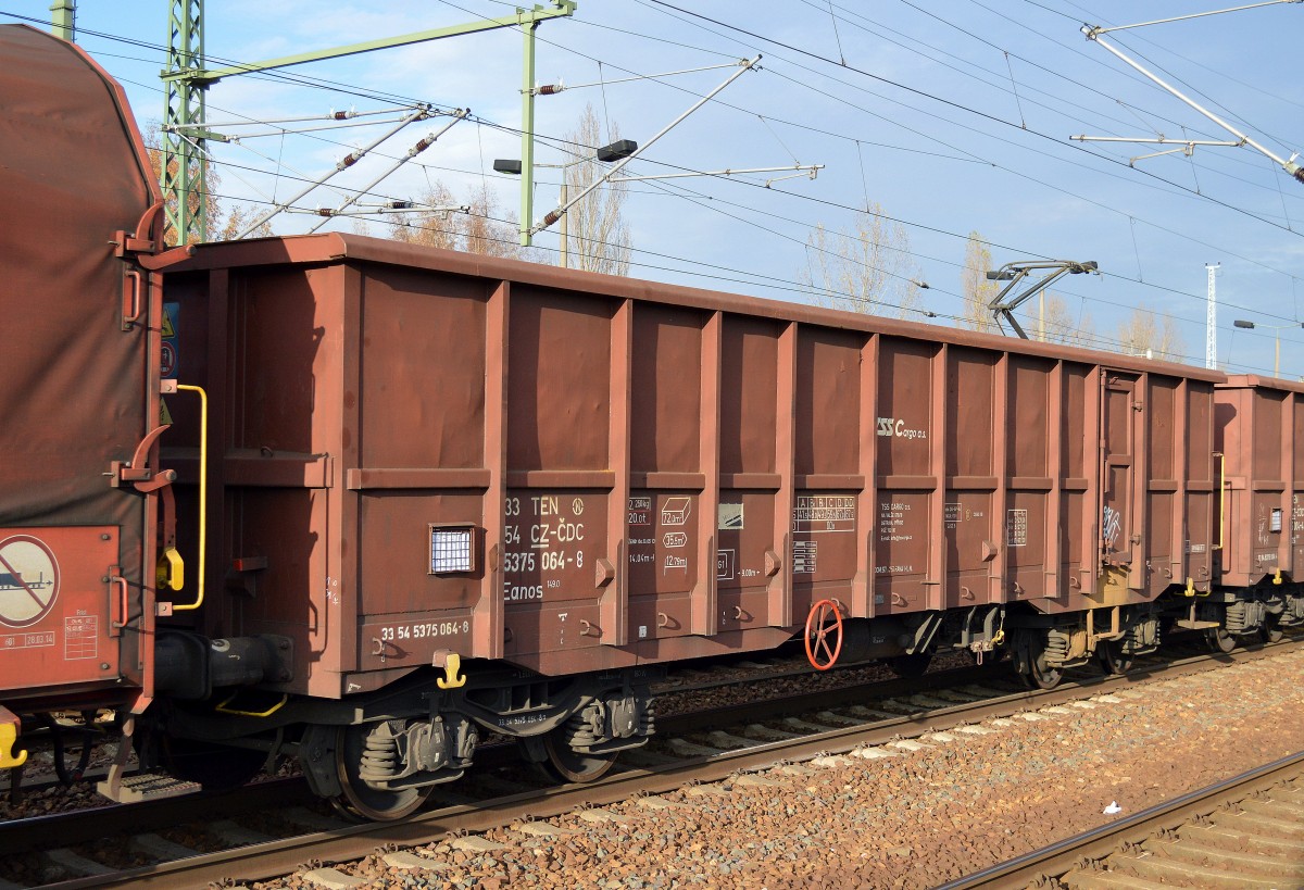 Offener Drehgestell-G�terwagen der tschechischen Fa. TSS Cargo a.s. mit der Nr. 33 TEN 54 CZ-CDC 5375 064-8 Eanos 149.0 DOM.ST:OSTRAYA HLN. am 05.11.15 Bhf. Flughafen Berlin-Sch�nefeld.