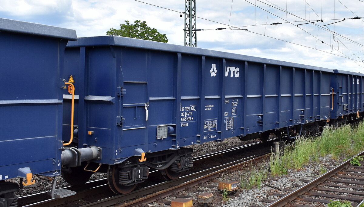 Offener Drehgestell-Hochbordwagen vom Einsteller VTG mit der Nr. 37 TEN 80 D-VTG 5375 476-8 Eanos (GE) in einem Ganzzug am 08.05.25 Höhe Bahnhof Magdeburg Neustadt.