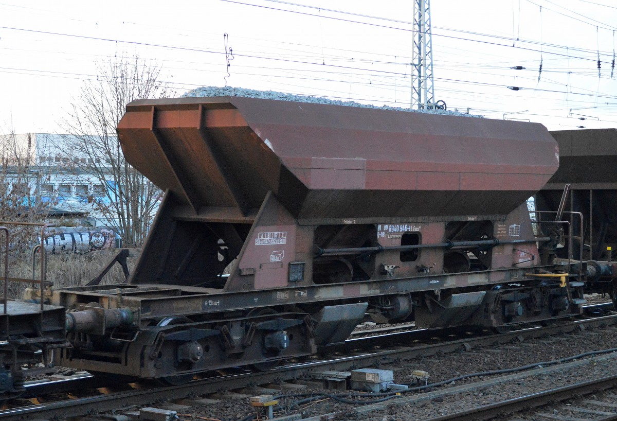Offener Drehgestell-Schotterwagen der DB mit der Nr. 81 80 D-DB 6940 946-9 Facs 140 am 12.11.15 Berlin-Springpfuhl.