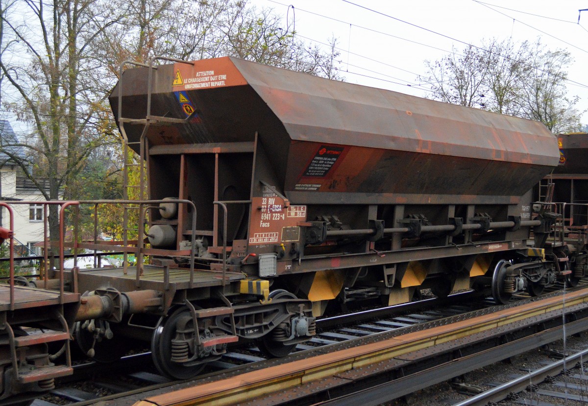 Offener Drehgestell-Schüttgutwagen vom französischen Einsteller ERMEWA SAS mit der Nr. 33 RIV 87 F-ERSA 6941 223-4 Facs mit sand beladen gezogen von Captrain/ITL 285 117-9 am 19.11.14 Berlin-Karow.