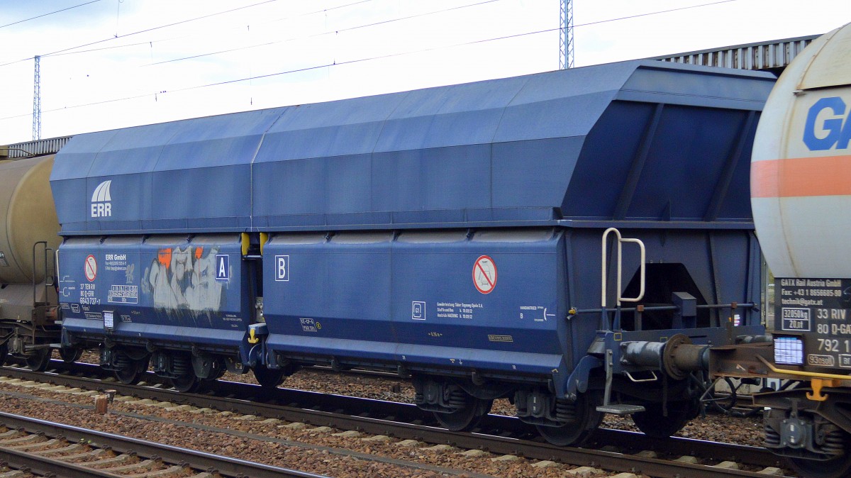 Offener Drehgestell-Schüttgutwagen mir schlagartiger Entladung vom Einsteller ERR GmbH mit der Nr. 37 TEN RIV 80 D-ERR 6643 737-7 Falns 3 Bf. Duisburg-Hafen am 20.09.15 Bhf. Flughafen Berlin-Schönefeld.