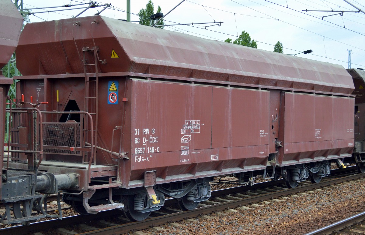 Offener Drehgestell-Schüttgutwagen mit schlagartiger Schwerkraftentladung der CD Cargo eingestellt in Deutschland für die DB? mit der Nr. 31 RIV 80 D-CDC 6657 146-0 Fals-x 164 am 18.07.15 Bhf. Flughafen Berlin-Schönefeld.