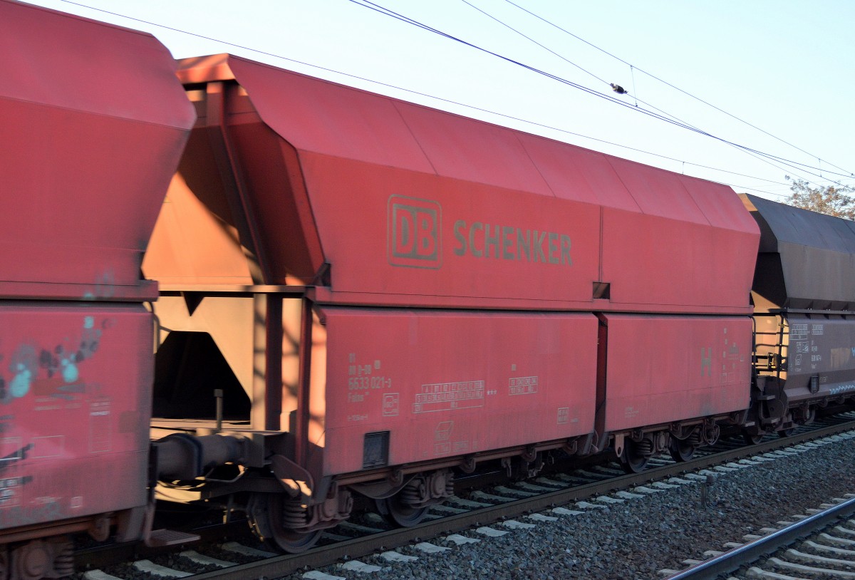 Offener Drehgestell-Schüttgutwagen mit schlagartiger Schwerkraftentladung der DB mit der Nr. 81 80 D-DB 6633 021-3 Falns 181 am 08.12.15 Berlin-Hohenschönhausen.