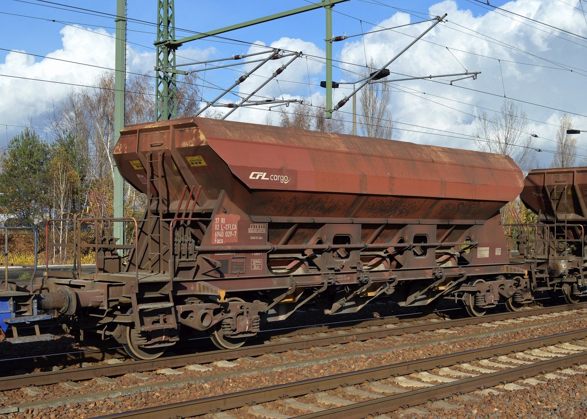 Offener Drehgestell-Schüttgutwagen (Schotterwagen) der CFL Cargo mit der Nr. 37 RIV 82 L-CFLCA 6940 029-7 Facs in einem Schotterzug am 09.11.15 Bhf. Flughafen Berlin-Schönefeld.