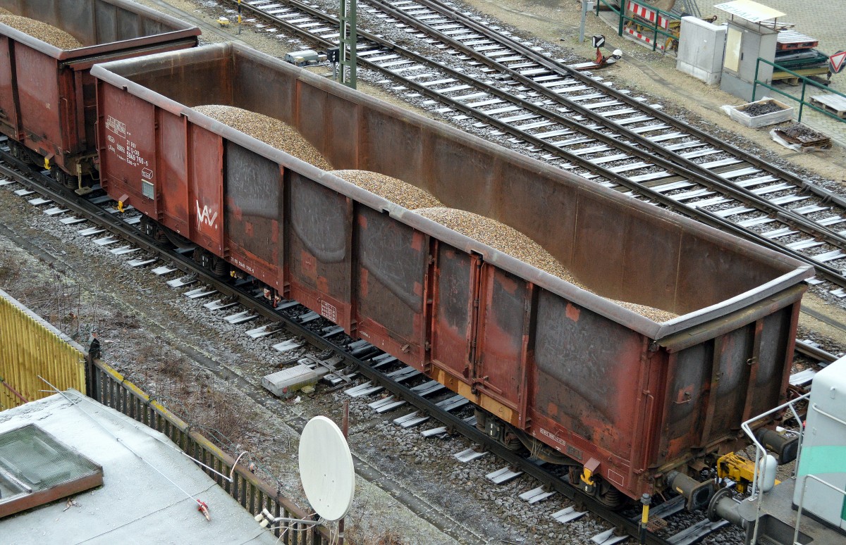Offener Drehgestell-Wagen der DB mit der Nr. 31 RIV 80 D-DB 5949 766-5 Eas-x 066 mit Kies befüllt am 19.01.15 im Berliner Westhafen.