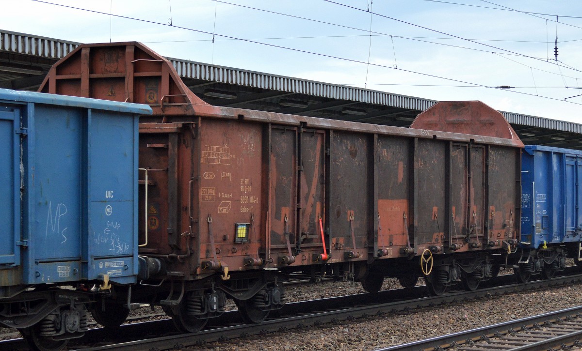 Offener Drehgestell-Wagen der DB zum Transport von Rohholz mit der Nr. 31 RIV 80 D-DB 5931 844-0 Ealos-t 058 am 08.04.14 Bhf. Flughafen Berlin-Sch�nefeld.