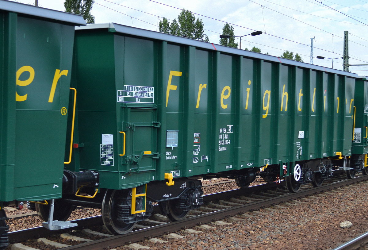 Offener Güterwagen mit der Aufschrift Freightliner mit der Nr. 37 TEN (GE) 80 D-FPL 5840 395-7 Eamnos in einem Ganzzug gleichartiger Wagen am 13.07.16 Bf. Flughafen Berlin-Schönefeld.