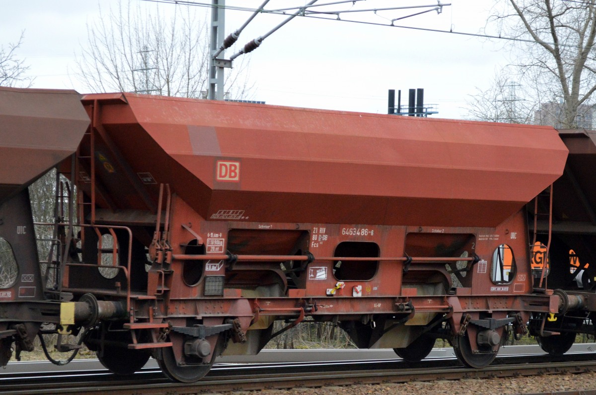 Offener Schüttgutwagen mit dosierbarer Schwerkraftentladung der DB mit der Nr. 21 RIV 80 D-DB 6463 486-6 Fcs 092 am 15.03.16 Berlin-Springpfuhl.