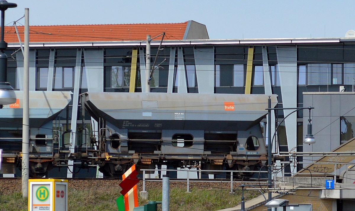 Offener Sch�ttgutwagen mit Schwerkraftentladung und zwei Rads�tzen der Fa. HVLE AG mit der Nr. 23 RIV 80 D-HVLE 6450 132-9 Fcs am 17.04.14 Berlin-Pankow.