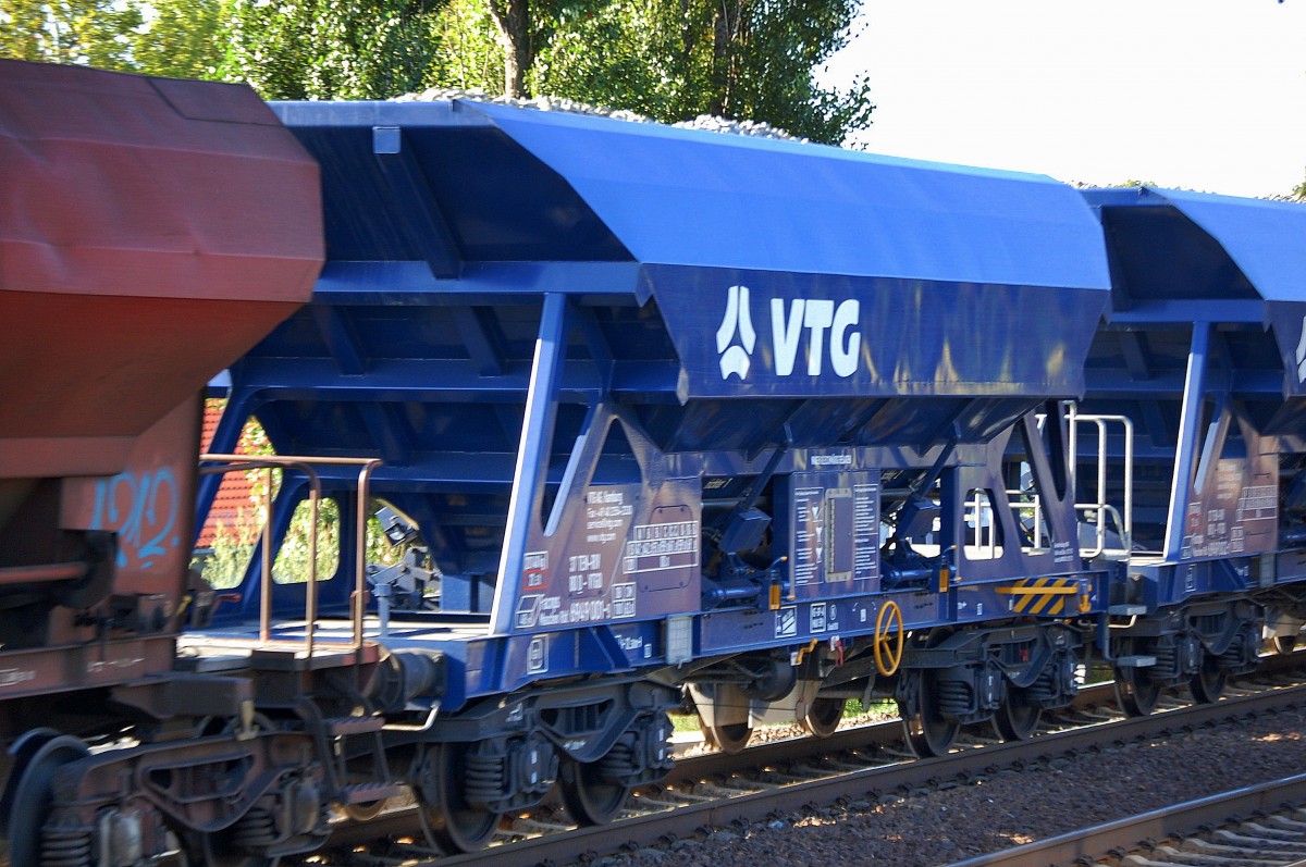Offener vierachsiger Sch�ttgutwagen (Schotterwagen) vom Wageneinsteller VTG in Hamburg mit der Nr. 37 TEN-RIV 80 D-VTGD 6949 001-9 Facnps in einem Ganzzug SChotterwagen gezogen von NBE Rail Polska 264 002-7 am 05.09.13 Berlin-Karow.