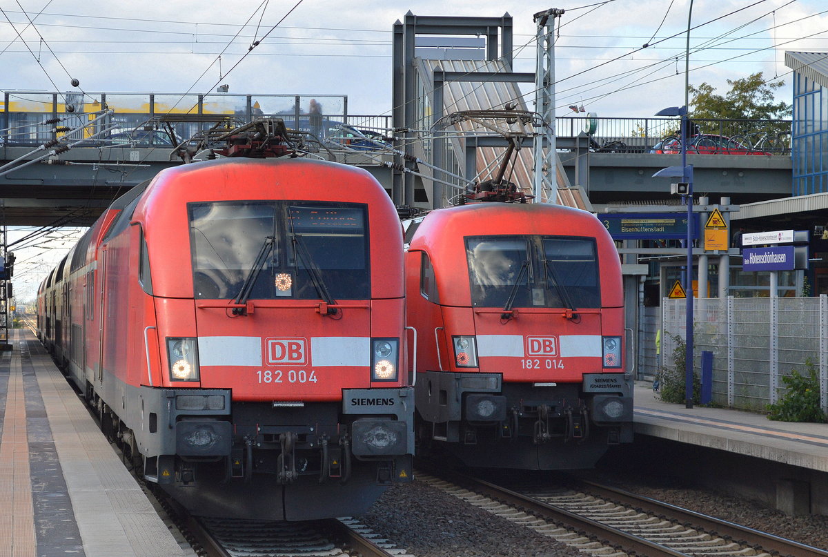 Ohne das ich bei einer aktuellen Recherche etwas fand, jedenfalls verkehrte heute Nachmittag der RE1 auf dem Berliner Außenring und hielt in beide Richtungen im Bf. Berlin-Hohenschönhausen, da sich die Zugpaare jeweils trafen ergab sich die Chance zwei DB 182ér jeweils nebeneinander abzulichten, hier 182 004 Richtung Cottbus und 182 014 Richtung Magdeburg, die Anzeigetafeln zeigten die Züge übrigens meist falsch an, wieder ein typisches Beispiel das die ständigen Umleitungen durch diverse Baustellen in Berlin/Brandenburg häufig im Chaos enden und auch nicht richtig informiert wird wann und warum irgendwo gerade ein Regionalzug lang kommt oder eben nicht (eben typisch DB, nur Fahrpreiserhöhungen kommen stetig und regelmäßig), 04.10.16