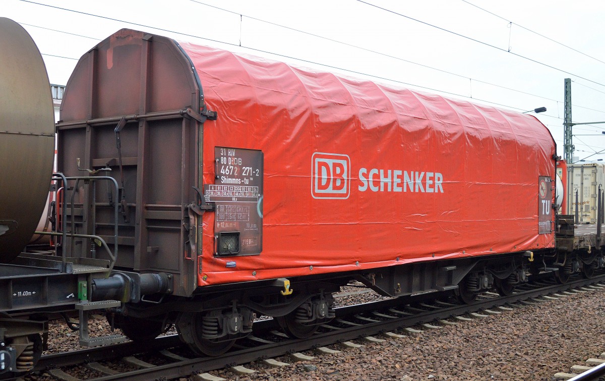 Ohne Planebeschmierung, da lohnt sich ein Bild. Ein DB Drehgestell-Flachwagen mit Schiebeplane für Coiltransporte mit der Nr. 31 RIV 80 D-DB 4672 271-2 Shimmns-tu 718 am 18.02.16 Bhf. Flughafen Berlin-Schönefeld in einem gemischten Güterzug.