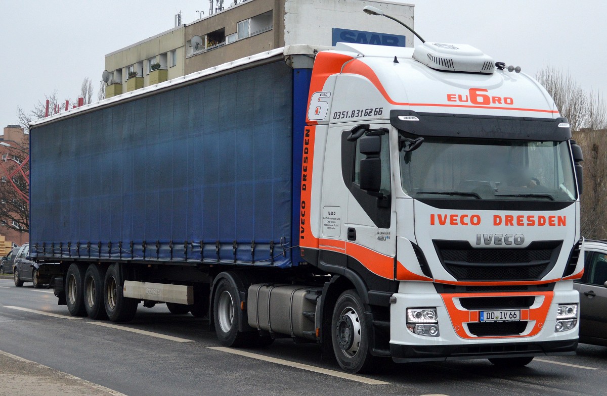Optisch ansprechende moderne neue IVECO STRALIS 420 Zugmaschine mit Auflieger in firmeneigener Eigenschaft unterwegs f�r IVECO Dresden (Nutzfahrzeugvertrieb), 22.01.15 Berlin-Beusselbr�cke.