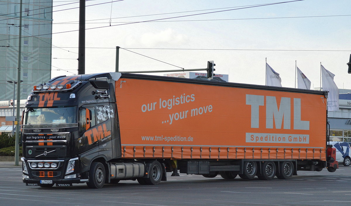Optisch coole VOLVO FH 500 Zugmaschine mit Trailer der TML Spedidition GmbH am 22.03.17 Berlin-Marzahn.