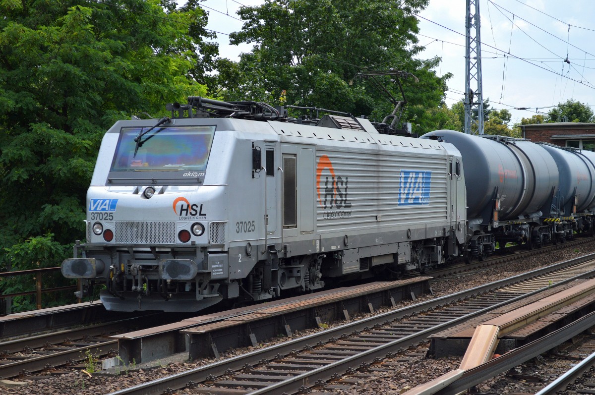 Optisch etwas auffälliger als die Schwesterloks Akiem Mietlok 37025 mit VIA Cargo Logo + HSL Logistik am 16.07.14 Berlin-Karow mit Kesselwagenzug.