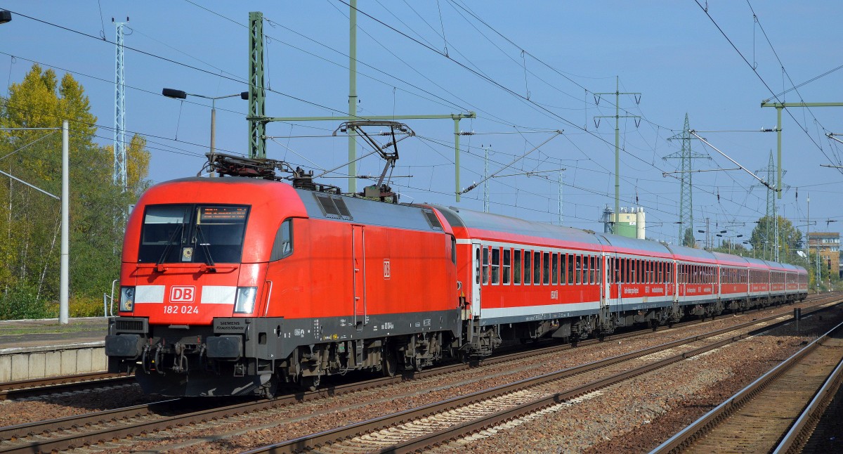 Optisch wirkt das doch wesentlich ansehnlicher als die DB-Taurus mit den Doppelstockwagen am Haken, 182 024 mit der Wagengarnitur des IRE Berlin-Hamburg (leer) auf dem Weg zur Bereitstellung am 04.10.15 Durchfahrt Bhf. Flughafen Berlin-Schönefeld.